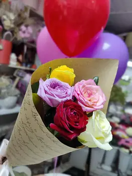 Букет из 5 разноцветных роз