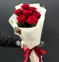 Букет из 7 красных роз в упаковке