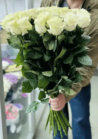 Букет из 25 белых роз 80 см под ленту