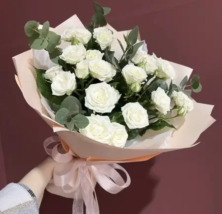 Букет из белых кустовых роз