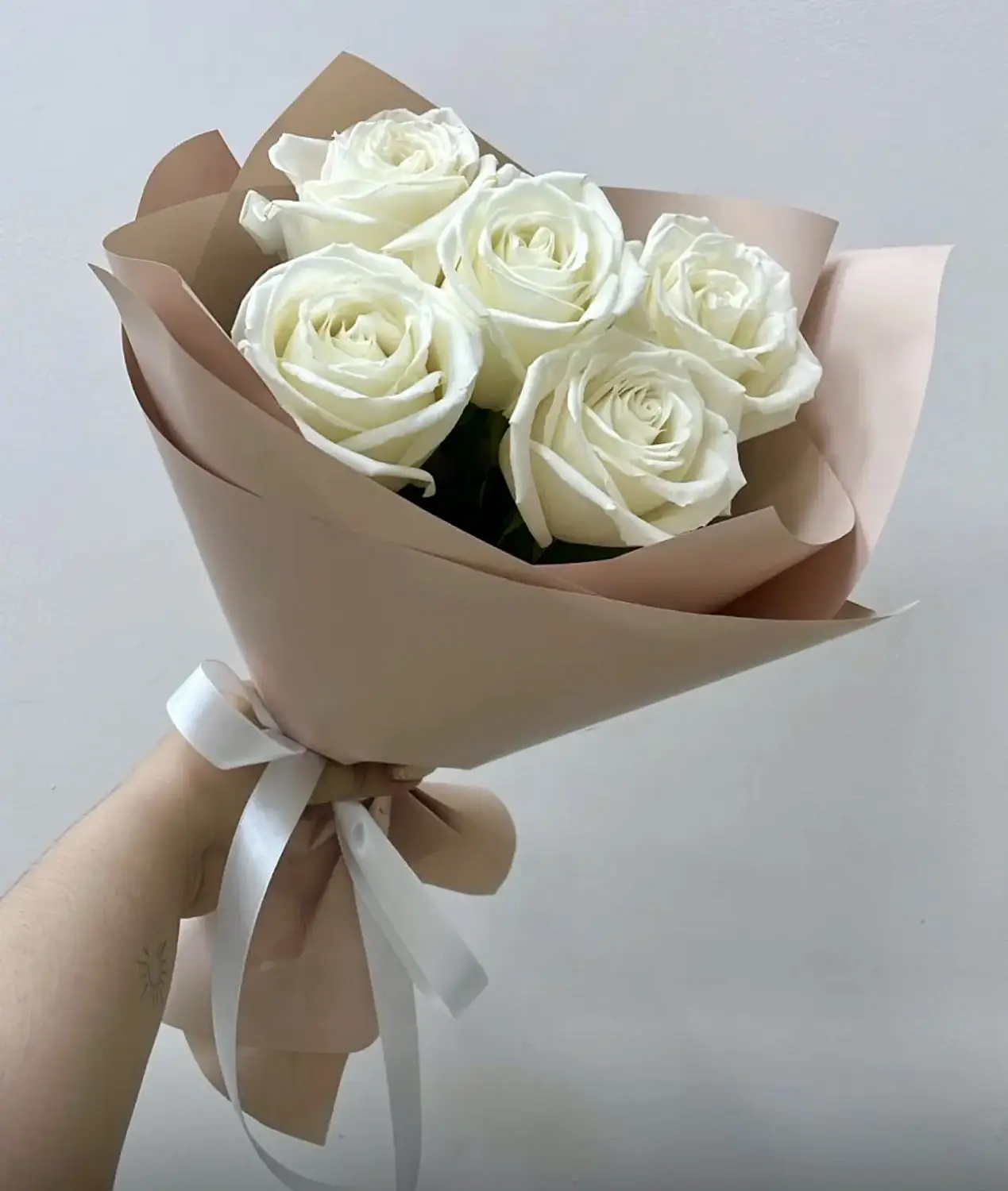 Букет из 5 белых роз